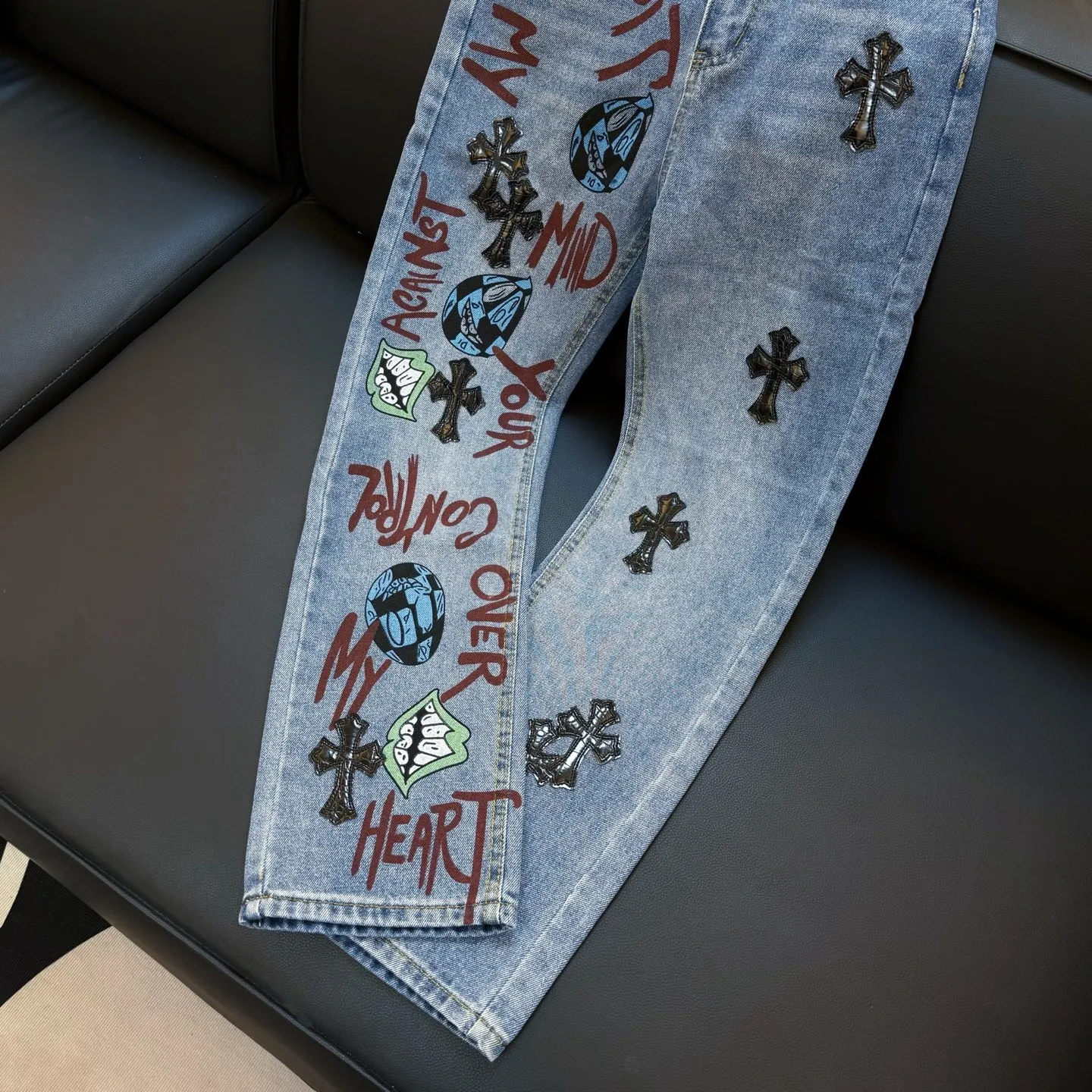 P260 style number: D349 Chromehearts1of1 Crow Mattyboy graffiti jeans, ceiling-level jeans, a pair is hard to find at the counter‼ ️About Zangyin✅This is an extremely luxurious fashion brand that can also be called the aristocracy of the high street. It has always been an exclusive brand for some hipsters or rich second generations. The color of this model is already very eye-catching by using a unique washed material. It is decorated with pink patch cross flowers, which cleverly highlights the charm of the brand. Secondly, this model adopts a classic high-waist cut design, which highlights the long legs and fashionable temperament of the upper body. The brand is highly recognizable and the slim-fitting configuration is more suitable for daily wear. The personality will be fashionable and the specifications can be seen at a glance. Materials and technology ✅ Needless to say, this point goes without saying. As an excellent craftsman brand, Zangyin's requirements for details and craftsmanship are really perfect. The washed color of this model has gone through a lot of processes, not to mention the embellishment of the denim appliqués. It is also purely handmade and sewn. Just like what they believe in, only handmade things have soul and have the meaning of wearing. A top-notch heavy-duty fashionable denim item, recommended by both hands‼ ️ Size: 28, 30, 32, 34, 36 (S-XXL) Color: black Size reference: Pants length 100 102 104 106 106 Waist 72 76 80 84 88 Recommended weight S (about 130 pounds) M (about 120 pounds) L (about 140 pounds) XL (about 165) XXL (about 185)